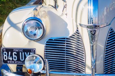 Beyaz Pontiac Coupe 'nin yakın çekimi, Amerikan arabası 1940. 7. Pekin 'den Paris Motor Yarışması' na. Ufa, Rusya - 22 Haziran 2019