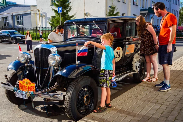 Die Leute Schauen Sich Rockne Six Schwarzes Amerikanisches Auto 1932 — Stockfoto