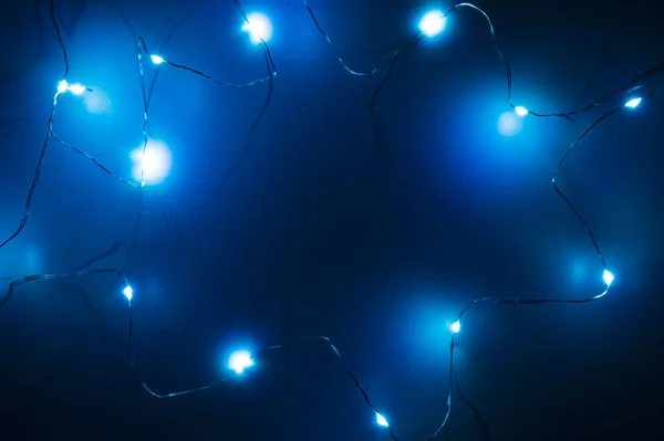 Draufsicht Auf Girlande Auf Holzgrund Dunkeln Weihnachtskulisse Mit Blaulicht Kopierraum lizenzfreie Stockbilder