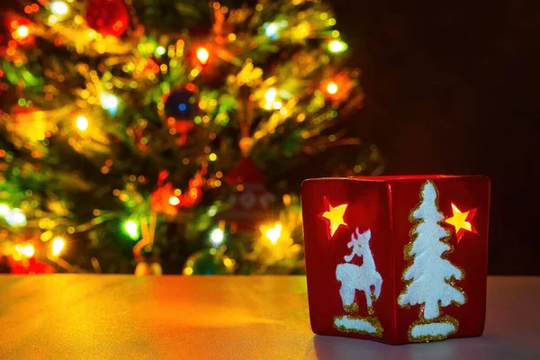 ガーランドライトのぼやけた背景に星や装飾が施された赤いクリスマスカップ コピーテキスト 選択フォーカス — ストック写真