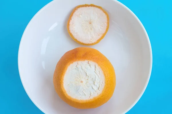 Orange Grapefrukt Med Avskuren Övre Del Vit Platta Blå Bakgrund — Stockfoto