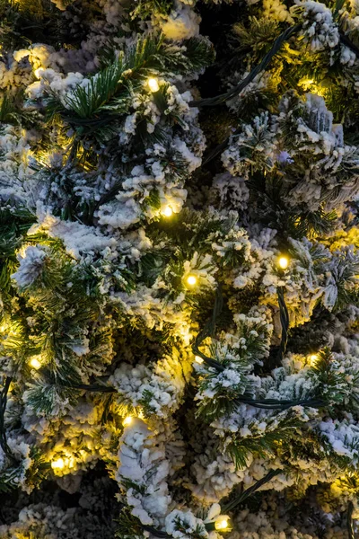 Achtergrond Van Een Kerstboom Kunstsneeuw Met Een Slinger Winter Kerst — Stockfoto