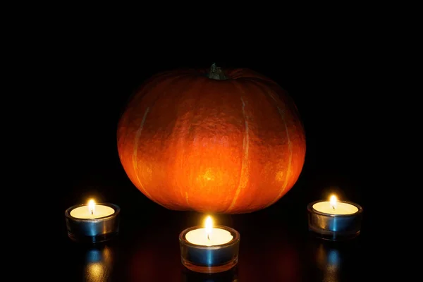 Оранжевая Тыква Три Горящих Чайных Свечи Черном Фоне Концепция Хэллоуина — стоковое фото