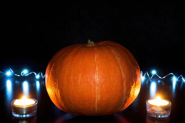 Appelsingresskar Brente Testearinlys Svart Bakgrunn Med Blått Krans Halloweenkonsept – stockfoto