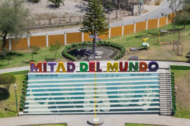 QUITO, ECUADOR - 7 Temmuz 2019: Ekvador, Güney Amerika üzerinden batıyı gösteren Dünya Anıtı 'nın yarısı
