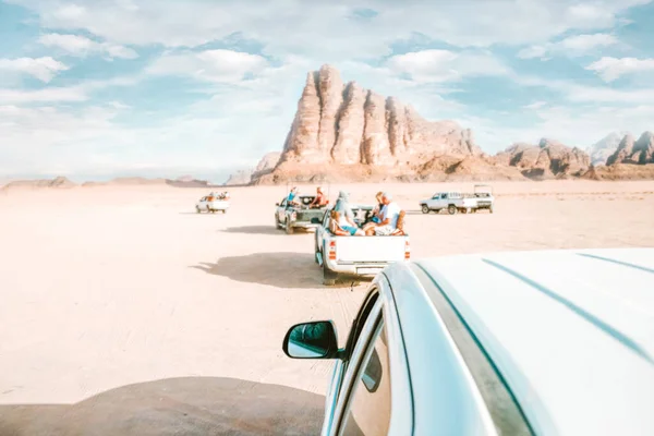 Традиционные Туристические Развлечения Поездка Джипах Пустыне Пески Мощные Автомобили Ездить — стоковое фото