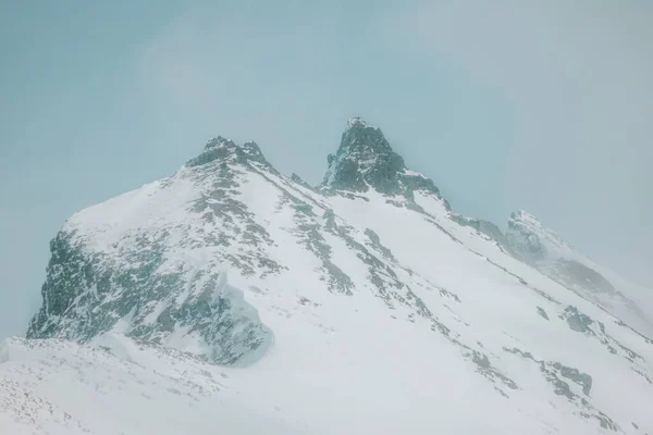 Metinler Için Kış Dağları Kayaların Dağların Karlı Tepelerinde Buzlu Mavi — Stok fotoğraf