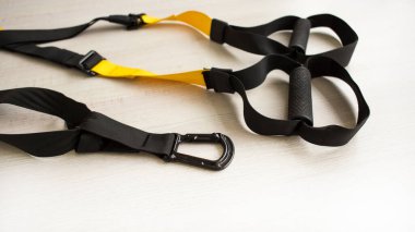 Eğitim ekipmanları, beyaz arka planda siyah bir işlevsel eğitim donanımı döngüsü. Spor aksesuarları. Sağlıklı bir yaşam tarzı için spor aletleri. Reklam afişi, spor