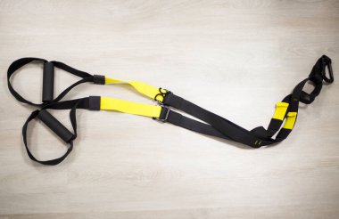 Eğitim ekipmanları, beyaz arka planda siyah bir işlevsel eğitim donanımı döngüsü. Spor aksesuarları. Sağlıklı bir yaşam tarzı için spor aletleri. Reklam afişi, spor