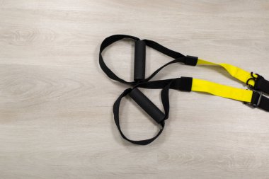 Eğitim ekipmanları, beyaz arka planda siyah bir işlevsel eğitim donanımı döngüsü. Spor aksesuarları. Sağlıklı bir yaşam tarzı için spor aletleri. Reklam afişi, spor
