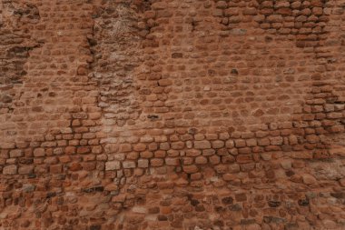Taş duvar dokusu, arka plan, çağımıza kadar korunmuş tarihi eski taş, taşlar eşit şekilde yerleştirilmiş, katı yapı yüzyıllardır ayakta duruyor, antik binalar, binalar ve kalıntılar