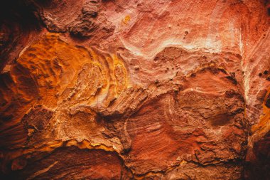 Güzel kırmızı taşın doğal dokusu, iki parçadan oluşan kaya ve tüketim maddeleri, doğa boyası, güzel arka plan, kayanın derinliklerindeki duvar.