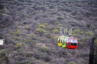 Udaipur 'daki Tanrıça Mansapurna Karni Mata' nın bir ucundan diğer ucuna Udaipur, Rajasthan, Hindistan 'daki taraftarlarını taşıyan bir yük arabası var.