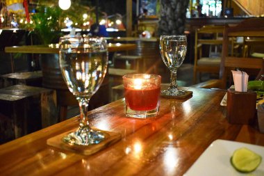 Karanlığın içinde sevgililer günü partisi için mumlarla dolu festival masası - Bali- Endonezya.