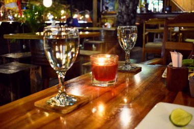 Karanlığın içinde sevgililer günü partisi için mumlarla dolu festival masası - Bali- Endonezya.