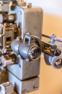 Sinema için eski film projektörü. Müzede klasik bir kamera var. Retro filmlerde kullanılıyor. Ama vücut klasik bir tasarım. Klasik sinema projektörü analogdur ve kullanması zordur..