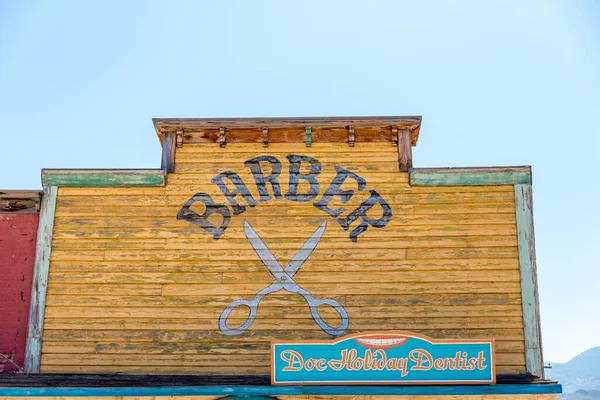 Здание парикмахерской в западной части города в пустыне Табернас — стоковое фото