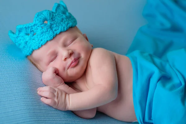 躺在蓝色毯子上睡着的男婴. — 图库照片
