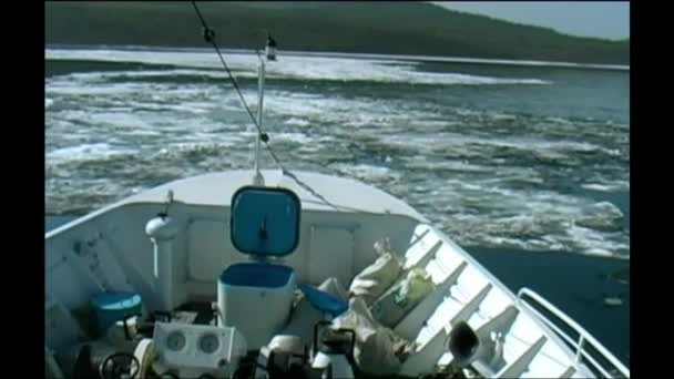 Човен Плаває Річці Шляху Корабля Невеликі Крижані Потоки — стокове відео