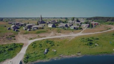 Panarama, Tyumen bölgesinin kuzeyinde büyük bir köydür. Eski kilise görünür..