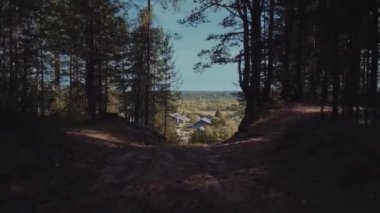 Yaz, sıcak, güzel bir tayga köyünün manzarası..