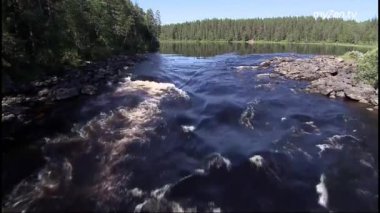 Gölden bir nehir akıyor, nehirdeki su karanlık, akıntı hızlı ve güzel..