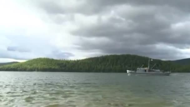 一条船在贝加尔湖上漂流 — 图库视频影像