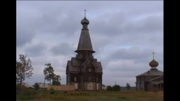 Eine Alte Holzkirche Dorf — Stockvideo