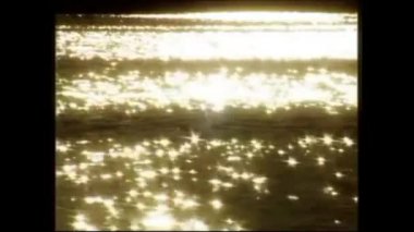 Suyun üzerinde çok güzel bir güneş parıldıyor, ışık oyunu.