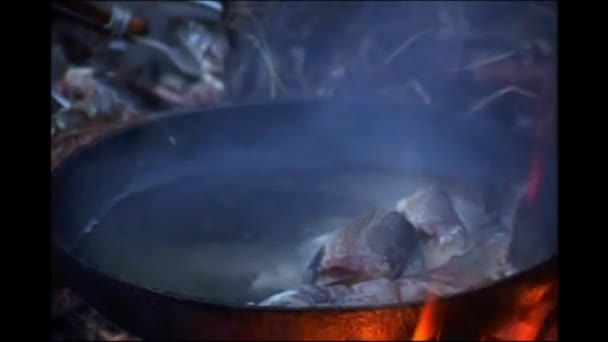 Pescatori Pesce Fritto Fuoco Cucinano Minestra Pesce — Video Stock