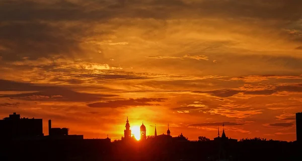 Arancio Tramonto Silhouette Montreal Con Sole Tra Due Torri Picchi — Foto Stock