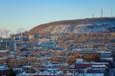 Down Town 'a daha yakın olan Royal Dağı' nın 10. kattaki plato bölgesinden uzak bir objektiften çekilmiş görüntüsü.