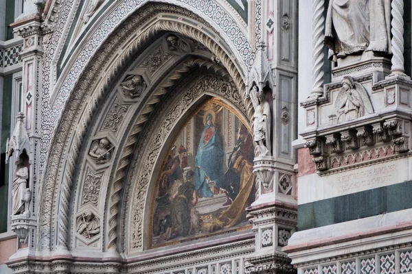İtalya, Floransa 'daki Santa Maria del Fiore Katedrali' nin dış cephesi. Dekorasyon ve katedralin ön faşizminin yakın çekimi.