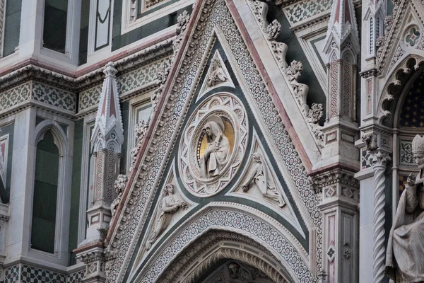 İtalya, Floransa 'daki Santa Maria del Fiore Katedrali' nin dış cephesi. Dekorasyon ve katedralin ön faşizminin yakın çekimi.