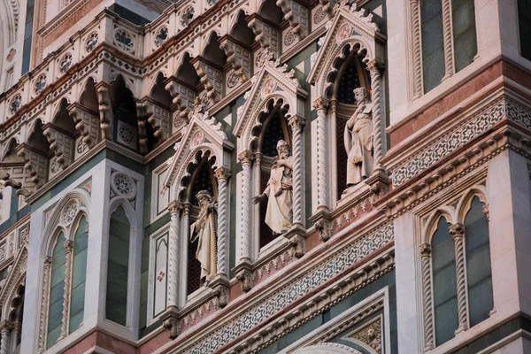 İtalya, Floransa 'daki Santa Maria del Fiore Katedrali' nin dış cephesi. Dekorasyon ve katedralin ön faşizminin yakın çekimi.