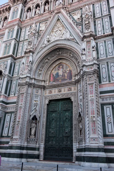 İtalya, Floransa 'daki Santa Maria del Fiore Katedrali' nin dış cephesi. Katedralin ön girişi.