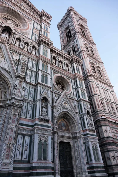 İtalya, Floransa 'daki Santa Maria del Fiore Katedrali' nin dış cephesi. Katedralin ön cephesi.