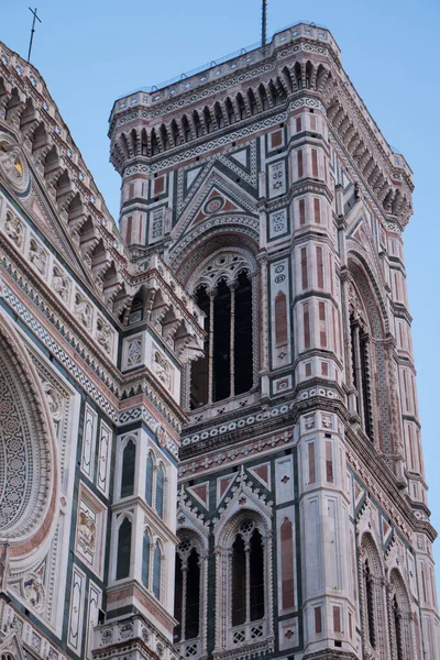 İtalya, Floransa 'daki Santa Maria del Fiore Katedrali' nin dış cephesi. Kuleye bak.