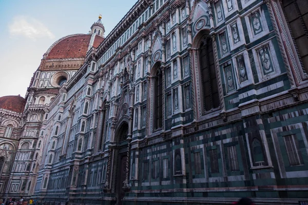 İtalya, Floransa 'daki Santa Maria del Fiore Katedrali' nin dış cephesi. Katedralin yan faşizmi