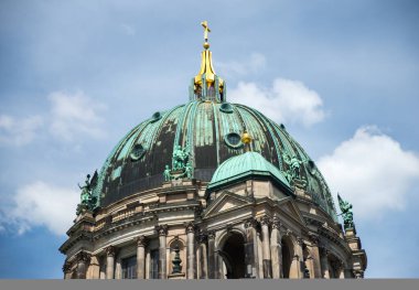 Güneşli bir günde muhteşem eski Berlin Katedrali. Üst kısımlara yakından bak.