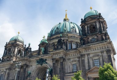 Güneşli bir günde muhteşem eski Berlin Katedrali