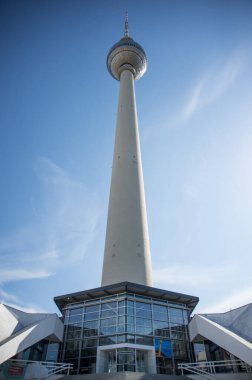 Berlin / Almanya - 25 Haziran 2013: güneşli bir günde televizyon kulesi. Kulenin ve girişin tam yüksekliği