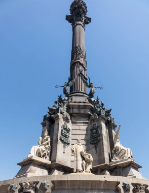 Barcelona limanı yakınlarındaki La Rambla caddesinin sonundaki Columbus Anıtı. Anıtın kenarında, güneş ışığında, üzerinde bir sürü insan var.
