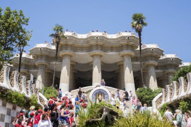 Barselona / İspanya - 5 Temmuz 2015: Guell ana manzarasını merdivenler ve turist dolu sütunla park et