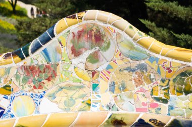 Gaudi 'nin İspanya' daki Gaudi Parkı 'ndaki kırık seramik parçalardan oluşan bankların fotoğraflarını çek.