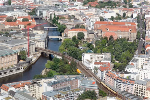 Yazın güneşli bir günde şehrin merkezindeki bir kuleden Berlin manzarası. Berlin 'in bazı merkez bölgelerine yakından bakın.
