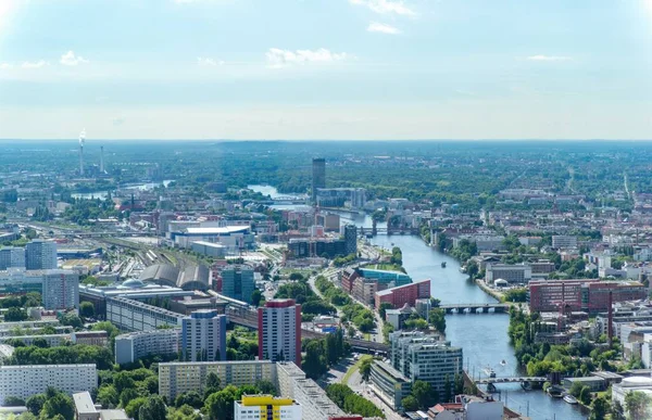 Yazın güneşli bir günde şehrin merkezindeki bir kuleden Berlin manzarası. Nehir görünümü.