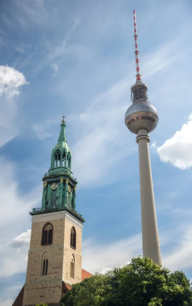 Berlin / Almanya - 25 Haziran 2013: güneşli bir günde televizyon kulesi. Kule ve kilise.