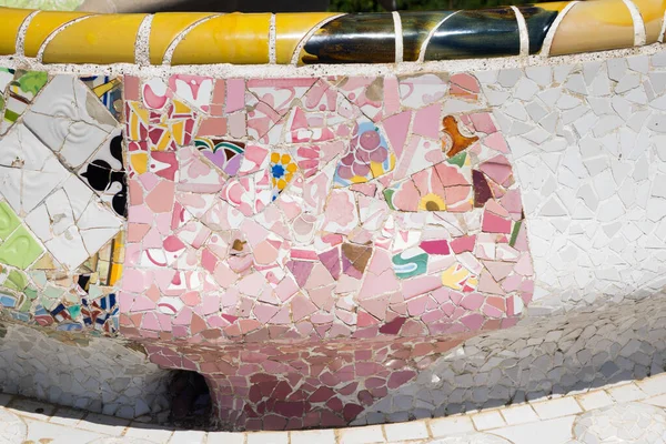 Gaudi 'nin İspanya' daki Gaudi Parkı 'ndaki kırık seramik parçalardan oluşan bankların fotoğraflarını çek.