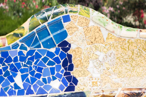 Gaudi 'nin İspanya' daki Gaudi Parkı 'ndaki kırık seramik parçalardan oluşan bankların fotoğraflarını çek.